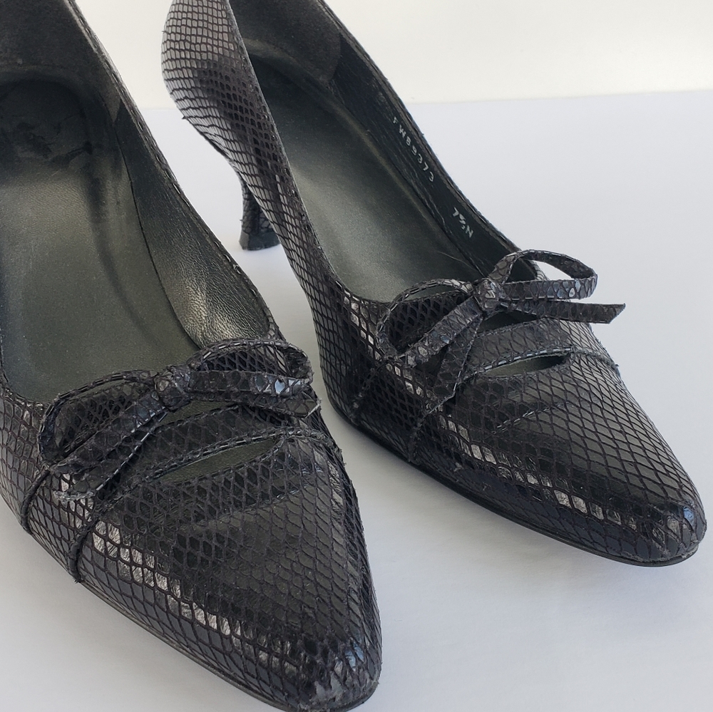 STUART WEITZMAN Black Snakeskin Textured L…